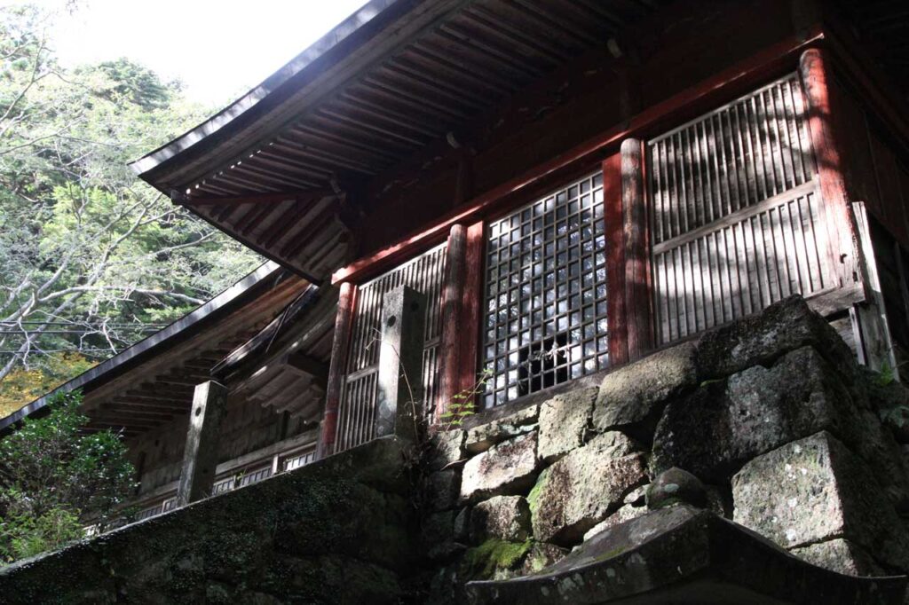 於大に方が参籠されたとされる医王院