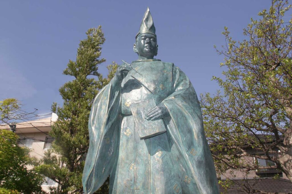 庭園に建つ在原業平の像