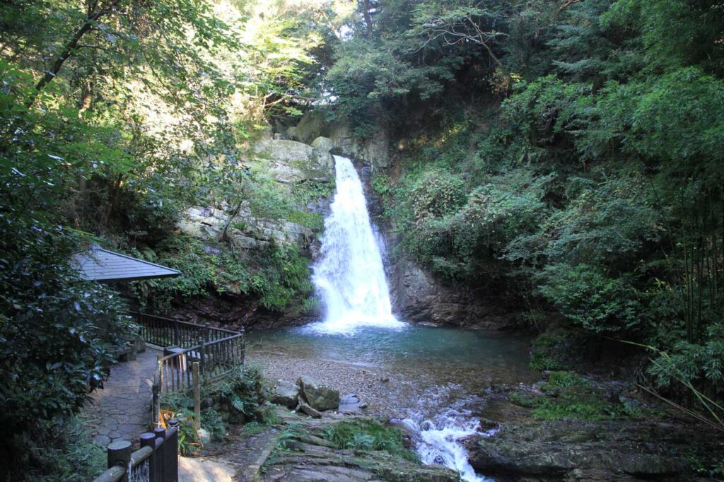 緑に包まれた雄滝