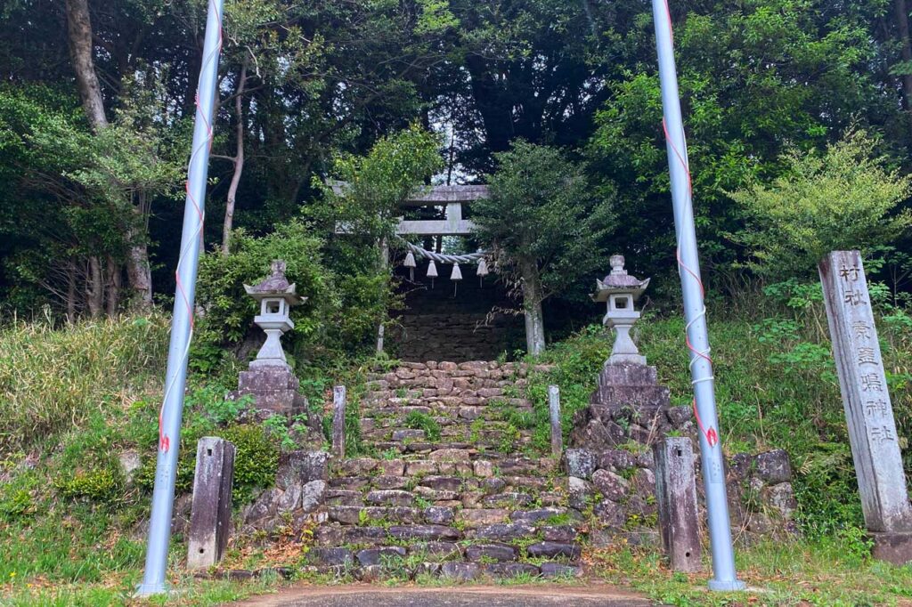 古い石段が素盞嗚神社の歴史を物語る。