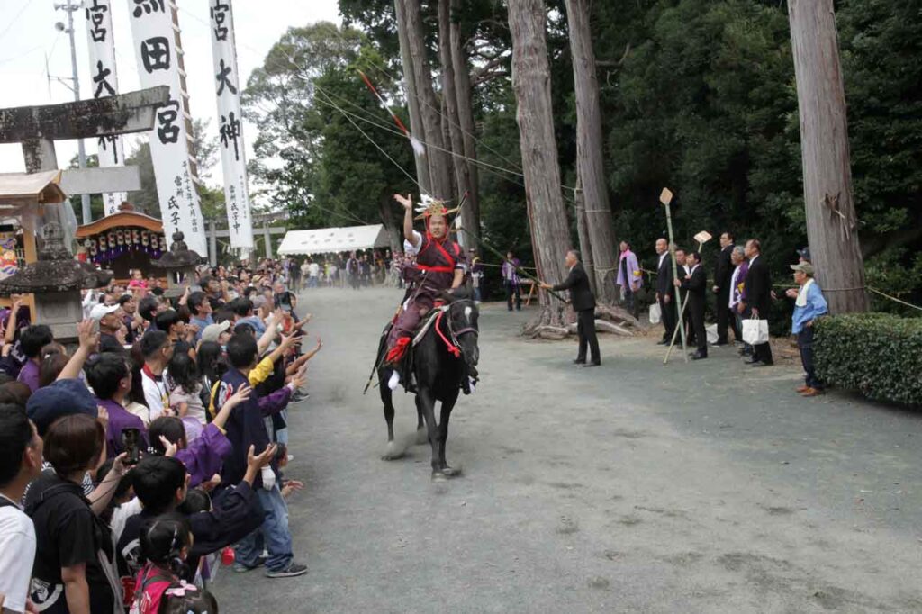 徳川家康と関連が深いとされる同神社の流鏑馬神事