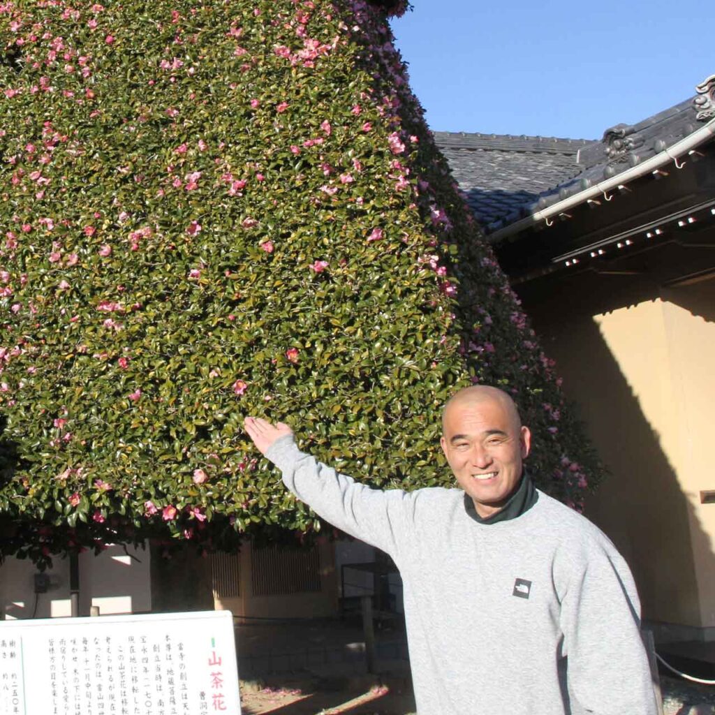 「これがウチのシンボルです」と語る住職の山田正臣さん