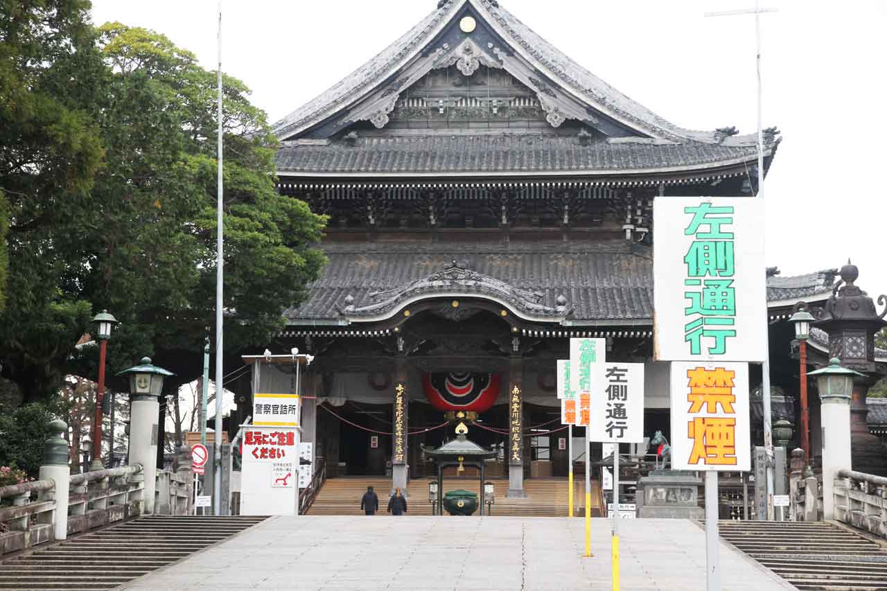 参拝客を待つばかりの豊川稲荷の大本殿