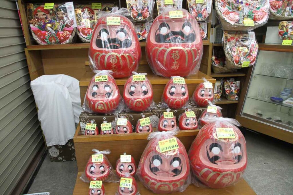 多彩なラインナップ。開運だるま人形