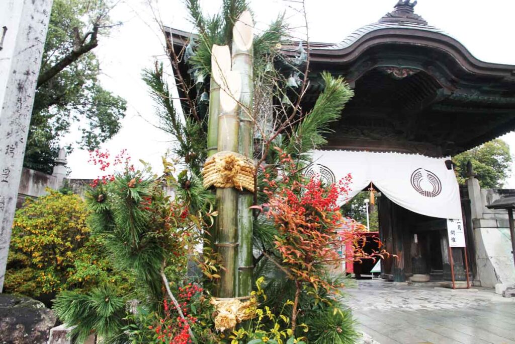 大ぶりの門松が据えられた豊川稲荷の総門