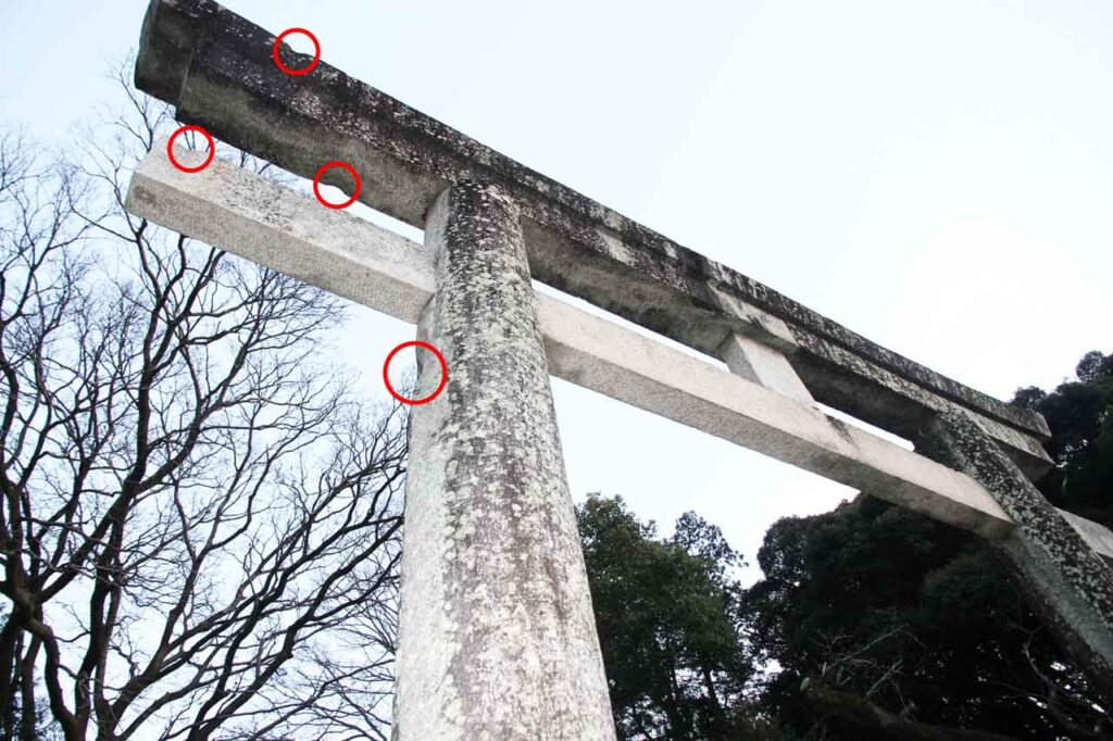 いくつもの射撃跡の残る砥鹿神社の鳥居