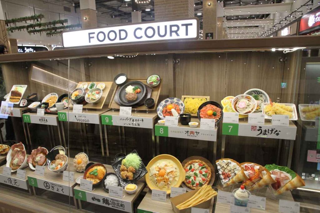 フードコート入口には各店のイチオシサンプルを展示。わかりやすく、選びやすい