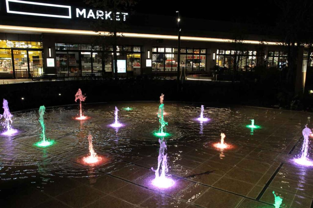 噴水エリアは、夜になるとカラフルさが一層増す