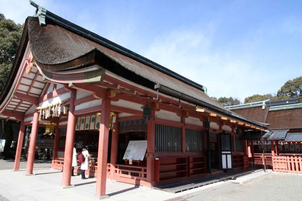 尾張地方独特の豪壮な造りで知られる津島神社の社殿(左側が拝殿)