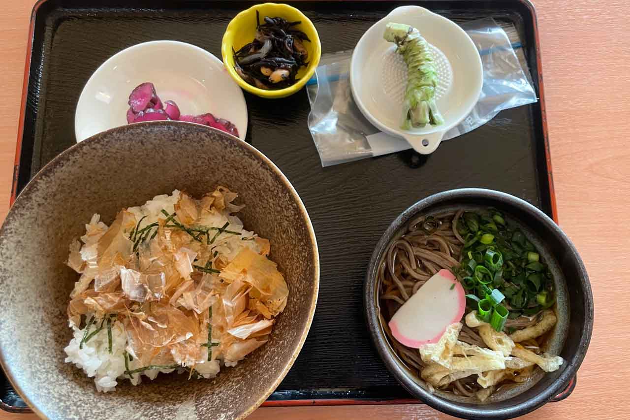 数量限定。人気の「わさび丼セット」