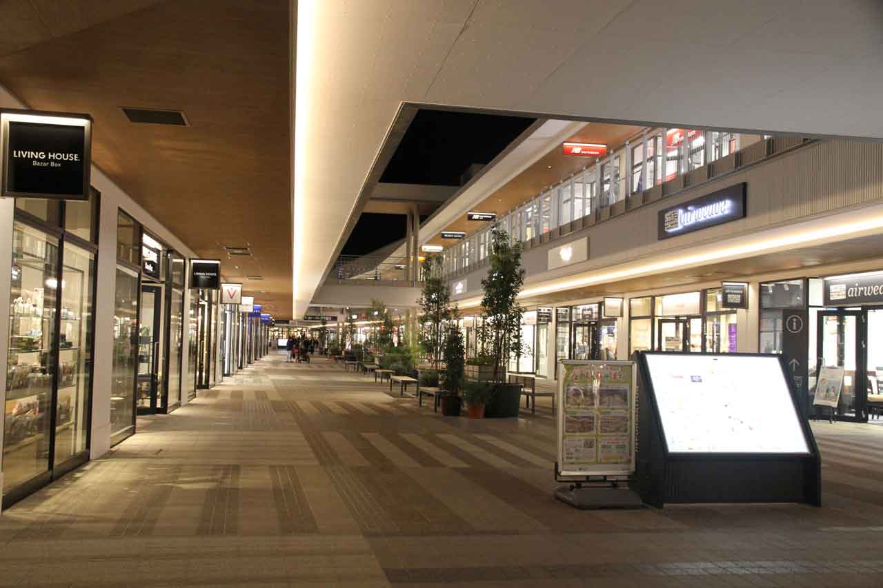 清潔感あふれるアウトレットモール。歩きやすい
