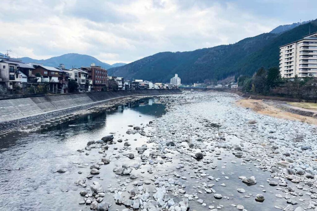 温泉街を貫く飛騨川