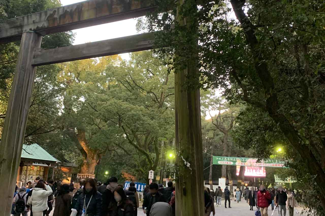 熱田神宮の鳥居付近にて(2022年1月2日午後16半ごろ写す)