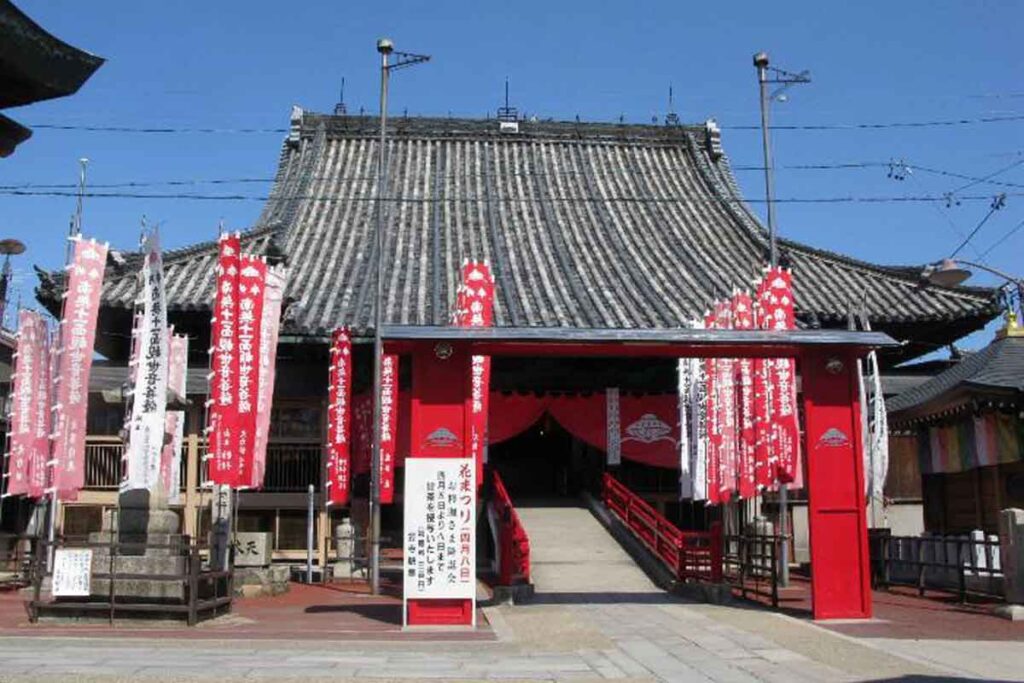 笠寺観音。いわれを聞くと、屋根も蓑笠に見えてくるから不思議(愛知県観光サイトより)