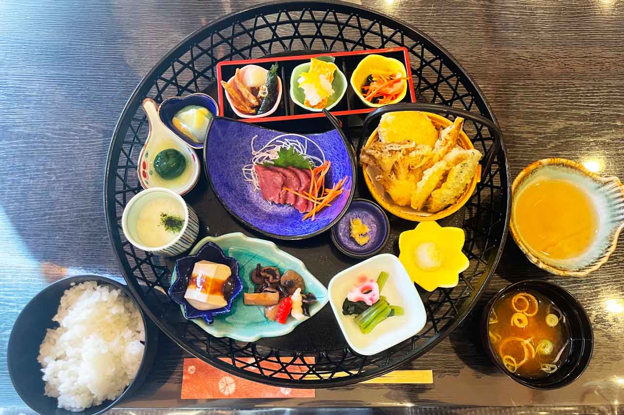 華やかな装いの「ゆとり膳(山)」値段1750円(税込)