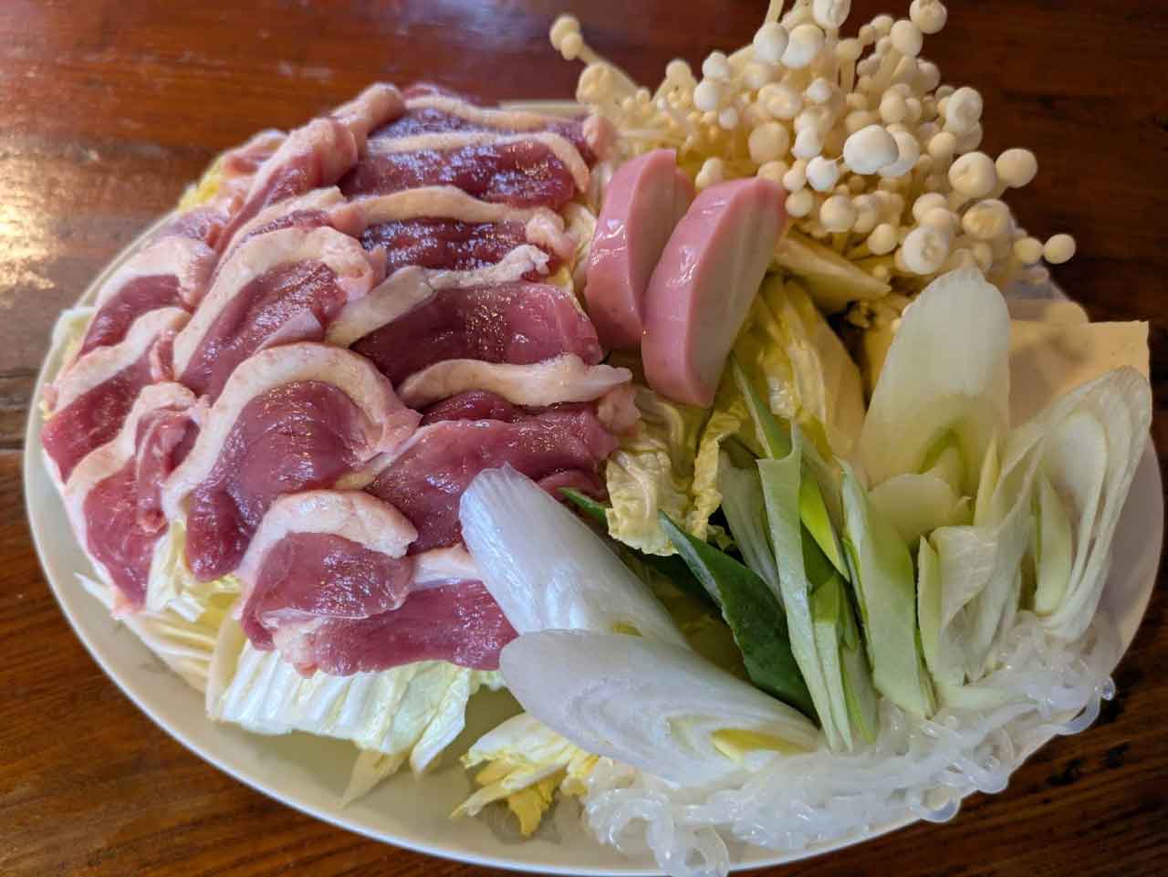 皿からあふれんばかりの鴨鍋の具材(写真は2人前)