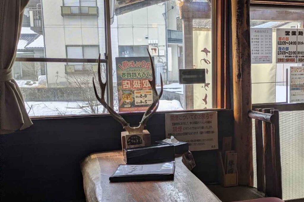 入口近くの座卓に飾られたニホンジカの立派なツノ