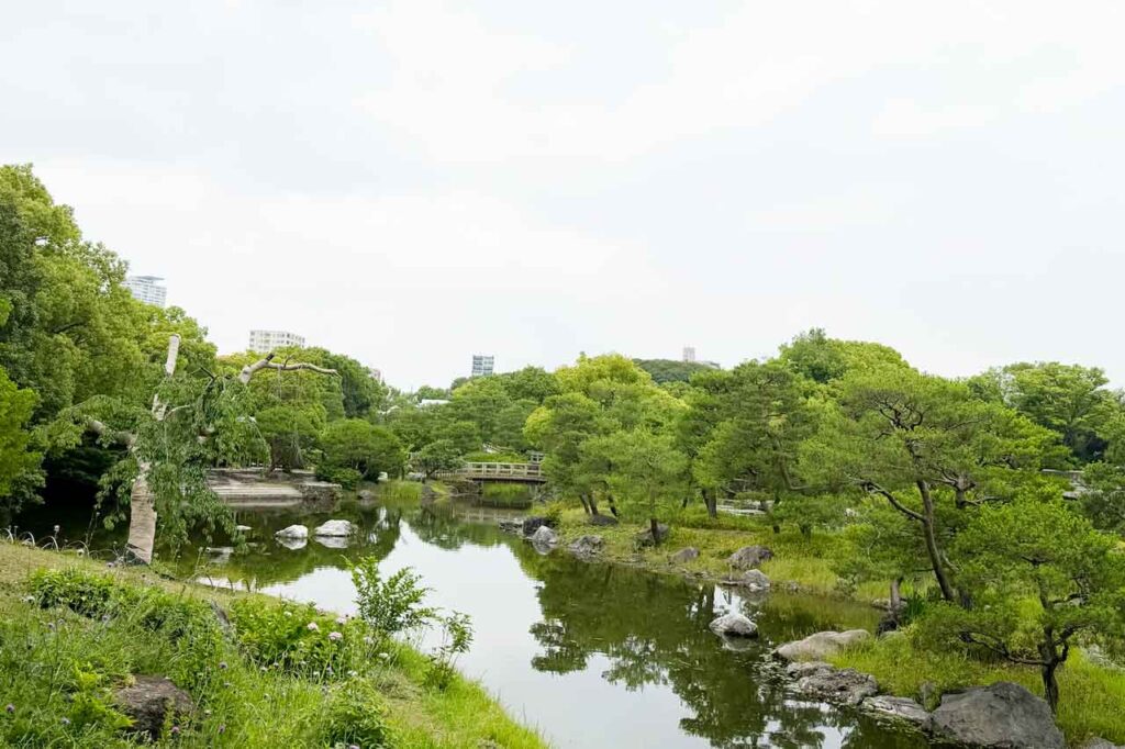 水琴窟付近から見た「木曽川」の下流付近