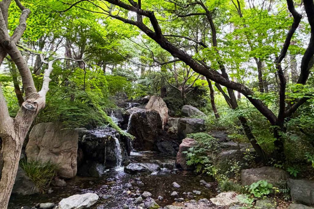 「御嶽山から流れ落ちる」趣向の「雄滝」